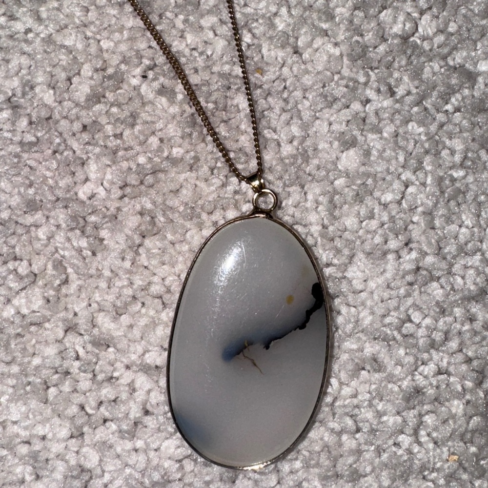 Elegant Gold Pendant Necklace
